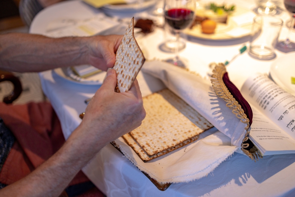 father breaks middle matzah passover seder yachatz pesach
