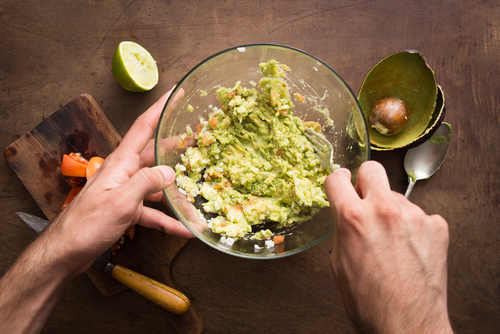 making guacamole on Shabbos