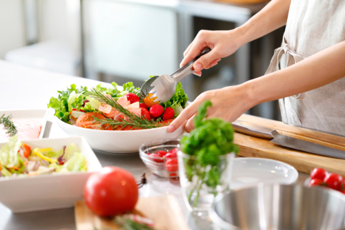 Making a salad on Shabbos