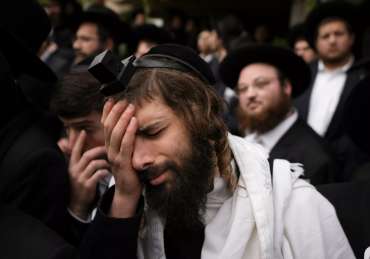 ultra-orthodox jew crying at funeral