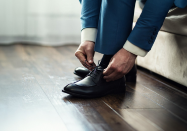 tying shoes on Shabbos